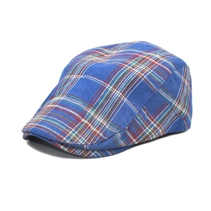 Berretto piatto blu a quadri scozzesi stile vintage con motivo classico a scacchi