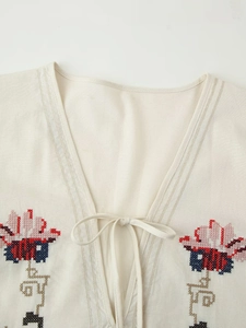 Robe en coton et lin blanc avec col en V à nouer et détails de broderies florales