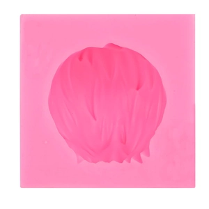 Dettaglio dello stampo in silicone rosa con trama di capelli per modellare fondente