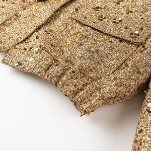 Giacca elegante in tweed di paillettes dorate con dettagli a frange e finitura metallica