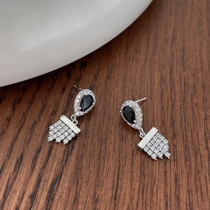 925 silver drop earrings featuring black pear-shaped stones and shimmering diamond tassels