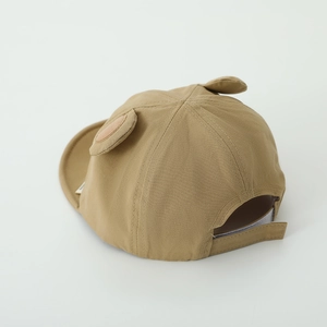 Dettaglio cappellino neonato kaki con orecchie da orso e cinturino in velcro regolabile