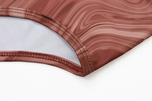 Détail de la robe imprimée bois rouge-brun montrant la qualité des coutures à double aiguille