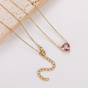 Détail du collier coeur en zircon violet avec une chaîne dorée en acier inoxydable