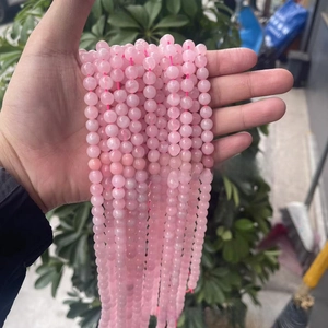 Gros plan détaillé de perles rondes en quartz rose naturel pour bijoux DIY