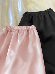 Detailansicht der Satin-Schlafhose mit elastischem Bund und seidiger Stoffstruktur