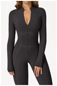 Vue détaillée des coutures et du col zippé sur ce body gris de sport extensible