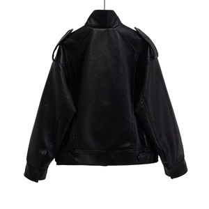 Vue arrière d'une veste motard noire en similicuir avec texture grainée et épaulettes