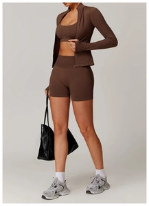 Details des nahtlosen dunkelbraunen Yoga-Sets mit schmal geschnittener Jacke und kurzen Shorts