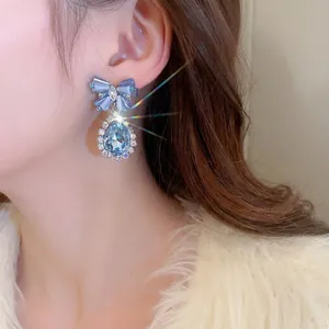 Boucles d'oreilles nœud papillon et goutte d'eau avec cristaux bleu clair et strass