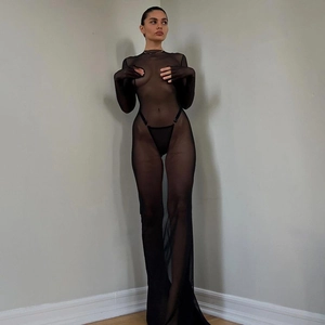 Détail de maille noire transparente sur une robe longue sexy ajustée pour femmes