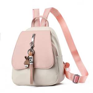 Sac à dos bicolore rose et beige pour femme avec breloque lapin et zip métallique