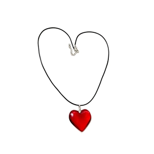 Collier vintage avec grand cœur en verre rouge et élégante chaîne en cordon noir sur fond blanc