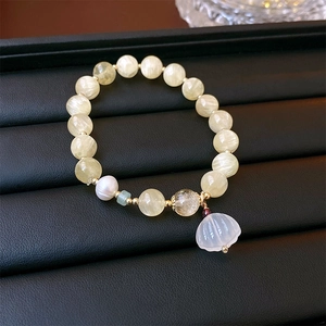 Beaded bracelet with yellow stones, white pearl and translucent flower charm in gold