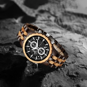 Montre de sport multifonction en bois pour homme avec bracelet bicolore sur roche
