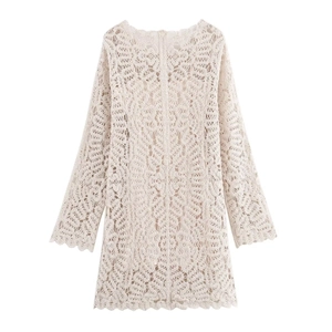 Vestido corto de encaje calado beige con mangas largas y dobladillo festoneado en blanco