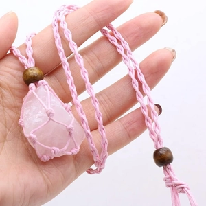 Collar de red tejida a mano con un colgante de cristal rosa natural y cuentas de madera