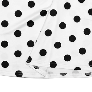 Gros plan détaillé du tissu blanc à pois noirs et de la couture de l'ourlet