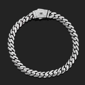 Dettaglio del bracciale a catena cubana argento con chiusura a S ghiacciata e lucentezza