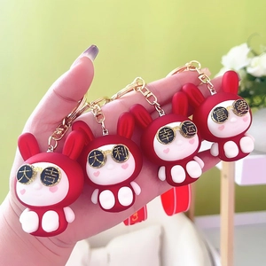 Set di 4 graziosi portachiavi a forma di coniglio rosso satinato con occhiali d'oro