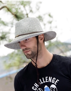 Détail d'un chapeau de soleil gris pour hommes avec ruban tressé brun et cordon réglable
