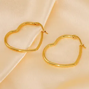 Boucles d'oreilles cœur en acier inoxydable plaqué or 18k sur tissu en soie champagne