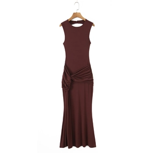 Détail du nœud à la taille et plis drapés sur une robe longue sans manches marron