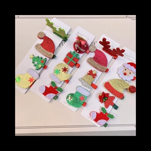 Vue détaillée de diverses barrettes de Noël en feutre avec motifs de rennes et sapins