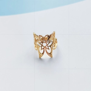 Bague papillon ajourée en acier inoxydable doré avec anneau ouvert et ajustable