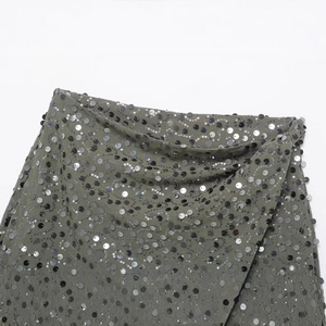 Schicker Pailletten-Minirock in Grau mit schimmernden runden Pailletten und Wickeloptik