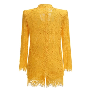 Vista posteriore dettagliata di un blazer in pizzo giallo a fiori con trama semitrasparente