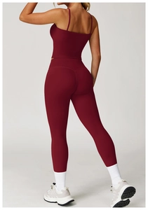 Détail d'un ensemble de yoga bordeaux avec legging taille haute et débardeur de sport