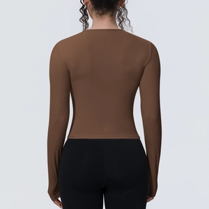 T-shirt de yoga à manches longues pour femmes en marron foncé avec vue arrière ajustée