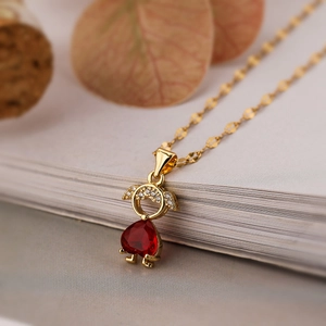 Elegante collana placcata in oro con ciondolo a forma di bimba e cuore rosso