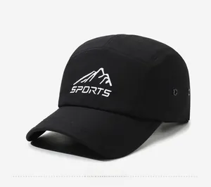 Vista laterale di un cappellino sportivo nero a 5 pannelli con ricamo a montagna