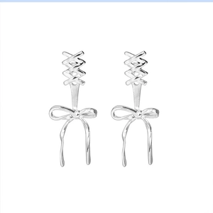 Eleganti orecchini a perno a fiocco in argento 925 con design a nastro in finitura argento