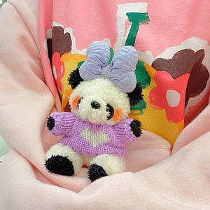 Porte-clés panda en peluche avec pull en tricot violet et nœud papillon décoratif