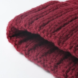 Berretto da donna in maglia jacquard rosso vino con trama spessa a onde per l'inverno