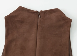 Vue macro détaillée de la fermeture éclair invisible sur l'encolure en daim marron