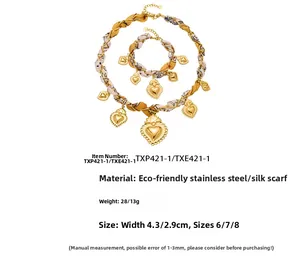 Dettaglio dei ciondoli a cuore sul set collana e bracciale in acciaio inossidabile