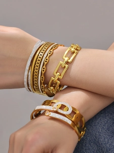 Detailansicht geschichteter 18k vergoldeter Armbänder mit 5A Zirkonia und NK-Gliederkette