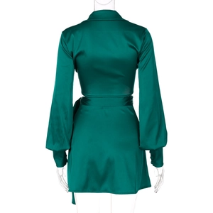 Détail du dos de la robe en satin vert émeraude avec un design élégant de laçage à la taille