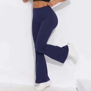 Detailansicht der dunkelblauen Schlag-Yogahose mit hoher Taille und feuchtigkeitsableitendem Stoff