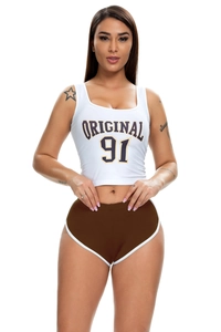 Detail eines weißen Crop-Tops mit 'ORIGINAL 91'-Text und braunem Sport-Shorts-Set