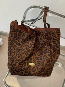 Large capacity leopard print tote bag with metallic Sozakka logo and stylish shoulder straps
