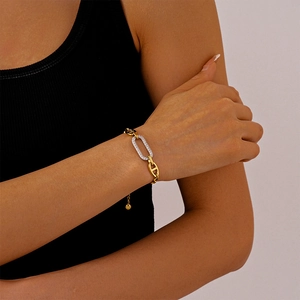 Détail du bracelet chaîne à maillons ovales dorés avec incrustation de zircons pour femme