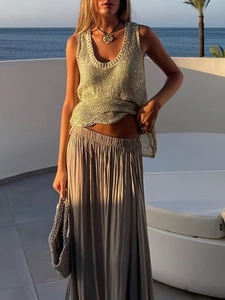 Mouwloos gebreid vest met pailletten en geplooide maxi-rok voor de zomervakantie