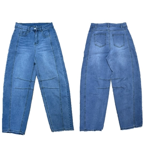 Dettagli fronte e retro di jeans blu a gamba larga con lavaggio vintage e cuciture