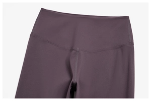 Gros plan détaillé du legging de yoga taille haute avec coutures plates renforcées