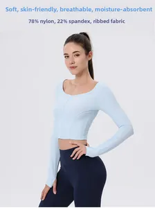Nahaufnahme hellblaues Yoga-Oberteil mit asymmetrischem Ausschnitt und Rippstrick-Gewebe